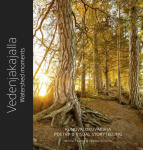 Vedenjakajalla = Watershed moments : runovalokuvakirja = poetry and visual storytelling